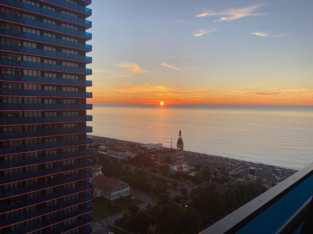 Апартаменты с видом на море Twin Towers Batumi, Orbi City Экстерьер фото